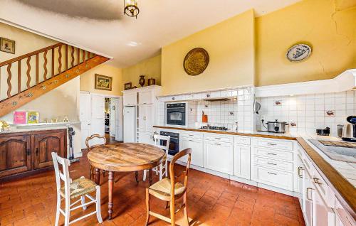 virtuve, Cozy Home In Saint-Agne in Saint-Agne