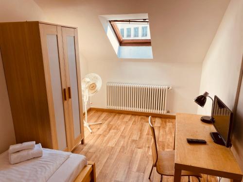 Single Room with Shared Shower and Toilet image 10