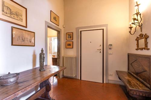 Santa Croce Dante's View Apartment with Terrace by Halldis - image 8