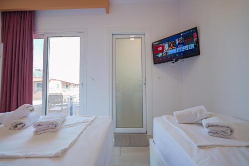 Deluxe Triple Room image 2