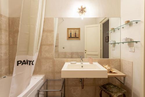 Santa Croce Dante's View Apartment with Terrace by Halldis - image 6