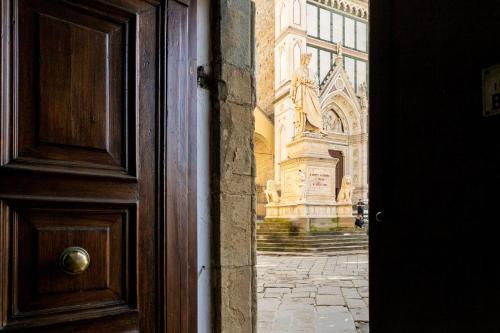 Santa Croce Dante's View Apartment with Terrace by Halldis - image 5