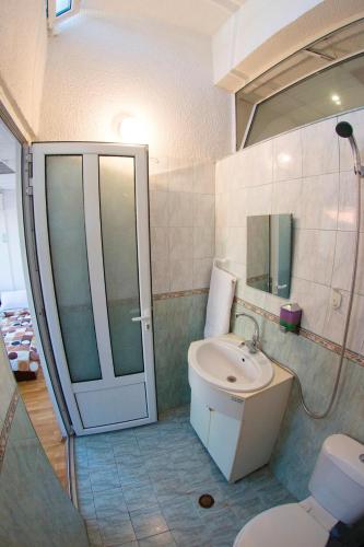 Sofia Central Guest Rooms - image 7