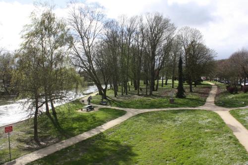 Tuvākā izklaides vieta, Duplex T2 Bords de Seine in Meulan-en-Yvelines