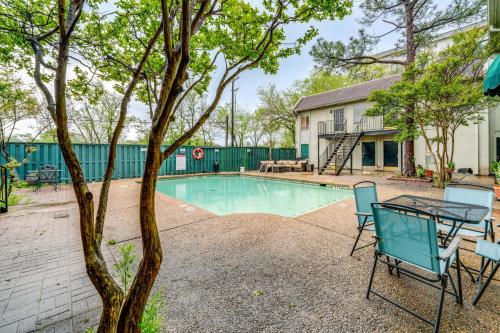 3 Mi to Dtwn Dallas Couples Haven with Pool Access in Хайленд-Парк