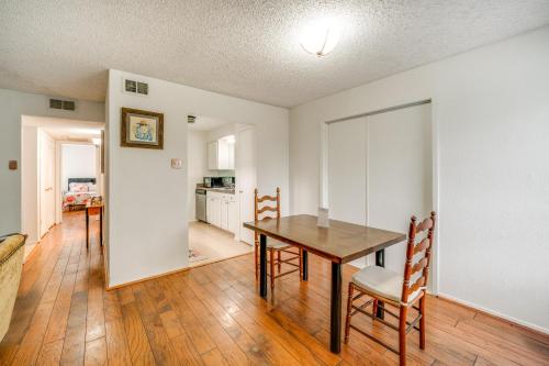 3 Mi to Dtwn Dallas Couples Haven with Pool Access in Хайленд-Парк