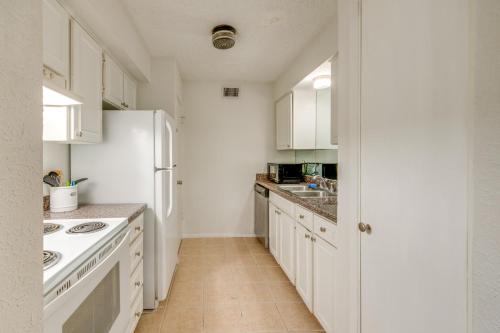 3 Mi to Dtwn Dallas Couples Haven with Pool Access in Хайленд-Парк