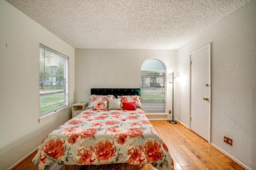 3 Mi to Dtwn Dallas Couples Haven with Pool Access in Хайленд-Парк