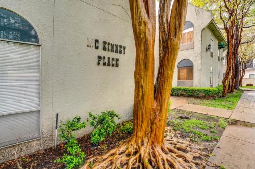 3 Mi to Dtwn Dallas Couples Haven with Pool Access in Хайленд-Парк