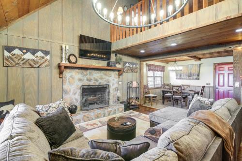 Secluded Sevierville Cabin Hot Tub and Mtn Views! in Sevierville, USA