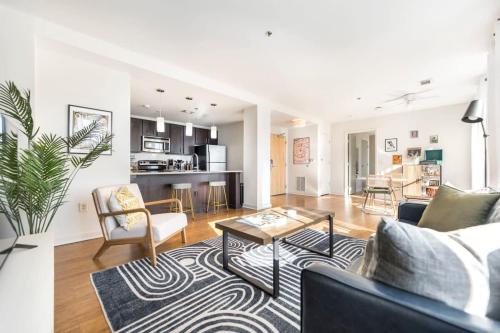 Chic & Vibrant Cherry St Hideaway - Walk Score 73