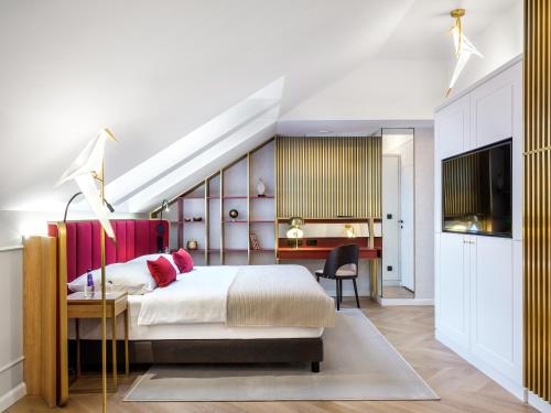 1 queen bed, 1 sofa bed