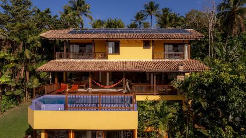 Casa com 5 Suítes, Piscina e Churrasqueira