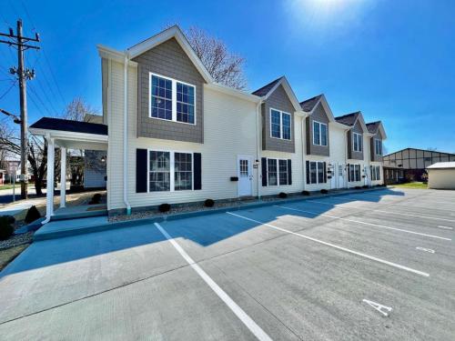 ทัศนียภาพภายนอกโรงแรม, Pearl of a home, central Batesville, IN -New build in เบตส์วิลล์ (อินเดียน่า)
