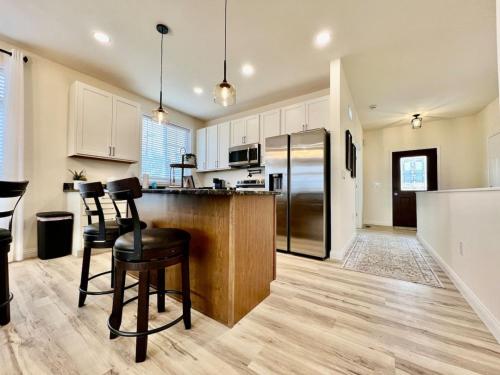 Beautiful NEW Ranch Home with a large deck and games in Maud, USA