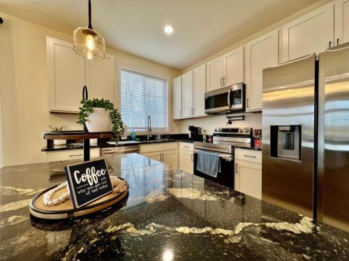 Beautiful NEW Ranch Home with a large deck and games in Maud, USA