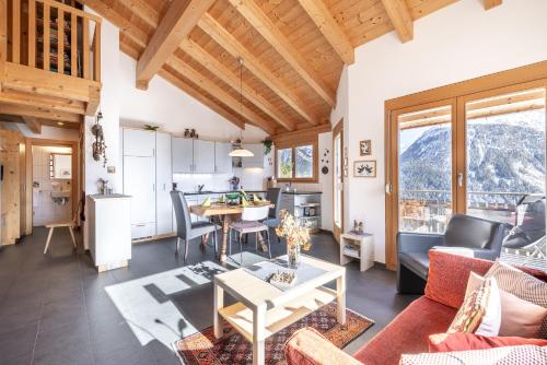 Apartment with Mountain View