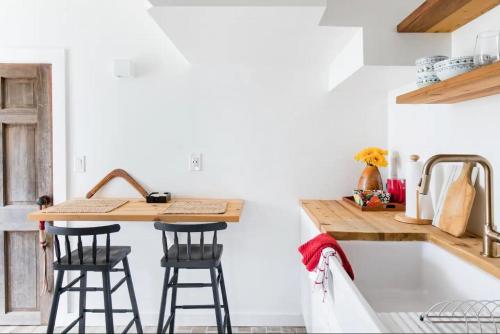 廚房, Studio Guest Suite in Forest Cottage in 特賴恩 (NC)