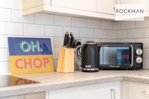 Royal Oak 1 - FREE PARKING - 2 Bedroom Apartment - 2 bathrooms - Sleeps 6 - Perfect for Contractors  in Észak-Brentwood