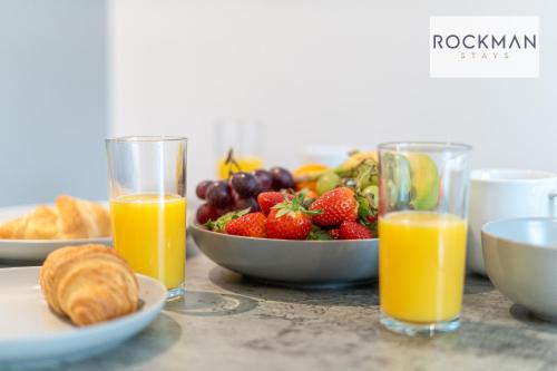 Royal Oak 1 - FREE PARKING - 2 Bedroom Apartment - 2 bathrooms - Sleeps 6 - Perfect for Contractors  in Észak-Brentwood