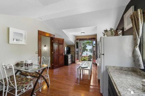 Part of Mini-Mansion, private, 3 story Lake Erie views in Luna Pier, USA