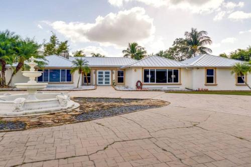 Sunny Palm Beach Pool Getaway in West Palm Beach, USA