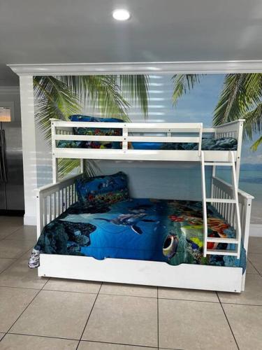Sunny Palm Beach Pool Getaway in West Palm Beach, USA