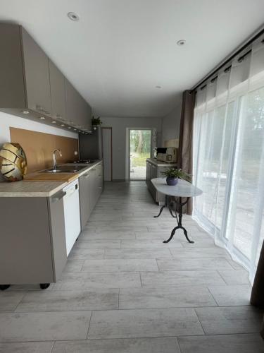 Kitchen, l'Heberge du Lac d'Isachris (Medoc) in Queyrac