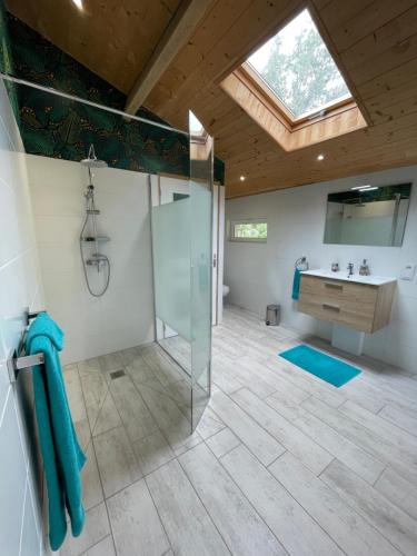 Shower, l'Heberge du Lac d'Isachris (Medoc) in Queyrac
