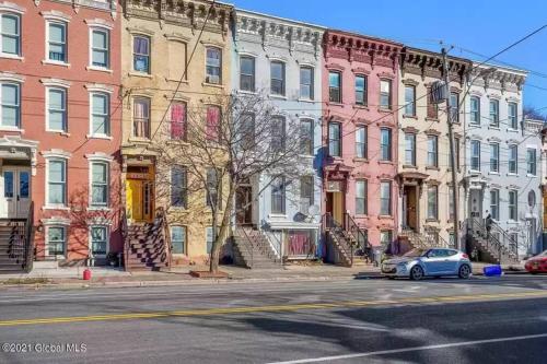 Walk everywhere! Stylish apartment for up to 5 in Albany, USA
