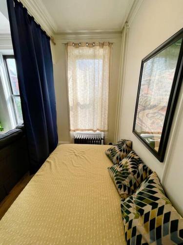 Walk everywhere! Stylish apartment for up to 5 in Albany, USA