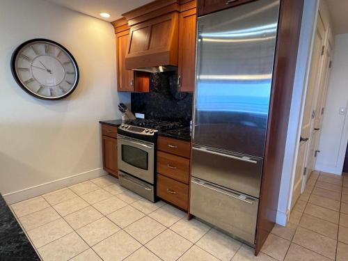 Suite with direct view of Grand Traverse Bay, Traverse City (photo 5)