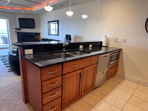 Suite with direct view of Grand Traverse Bay, Traverse City (photo 4)