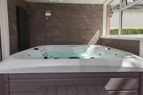 Luxe Arthurs Seat View Townhouse with Hot Tub