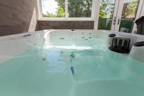 Luxe Arthurs Seat View Townhouse with Hot Tub