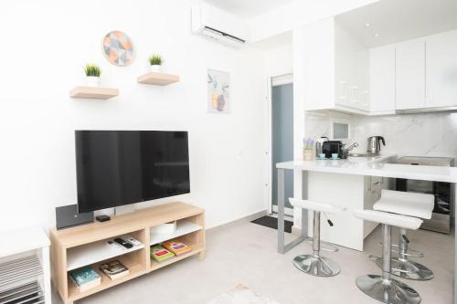 Zografou House Living by 8essentially, Athens