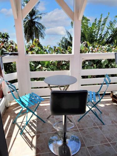 Balcony/terrace, Studio lumineux avec vue sur la mer a Baillif – 45 m² + Terrasse in Baillif