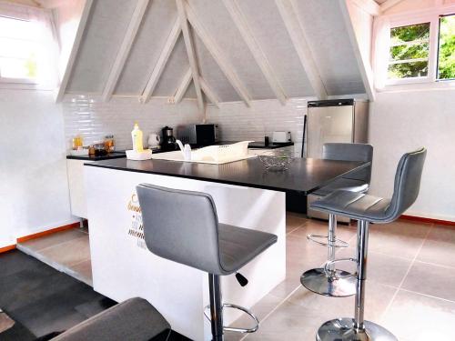 Kitchen, Studio lumineux avec vue sur la mer a Baillif – 45 m² + Terrasse in Baillif