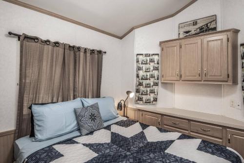 1 queen bed, 1 sofa bed