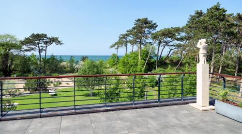 Villa Schmidt Apartments - Strandhaus direkt am Meer mit Sauna, Sport und Dünengarten - Klassik in Warnemünde, Deutschland