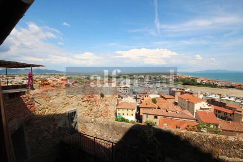 Fortezza, vista mare nel centro del borgo medioevale