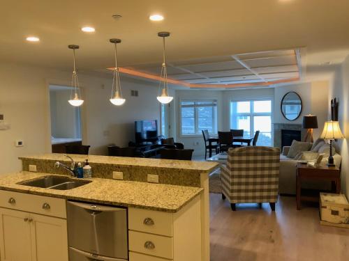 Lovely 2-bedroom Suite with lots of Amenities in Traverse City, USA