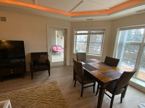 Lovely 2-bedroom Suite with lots of Amenities in Traverse City, USA