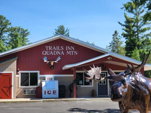 Trails INN Quadna Mountain Motel & RV Park in Hill City, USA
