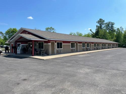 Trails INN Quadna Mountain Motel & RV Park in Hill City