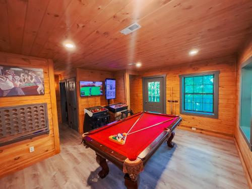 New - Views - Arcade - Pool Table - Spa - Book Now, Family Owned and Operated! - Black Bears Treehouse