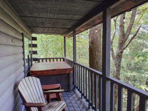 New - Views - Arcade - Pool Table - Spa - Book Now, Family Owned and Operated! - Black Bears Treehouse