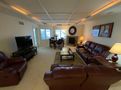 Spacious furnished suite at Peninsula Bay Resort in Traverse City, USA
