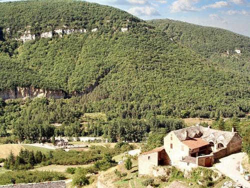 Buitenkant, Maison pittoresque a Mostuejouls avec vue sur la montagne in Peyreleau