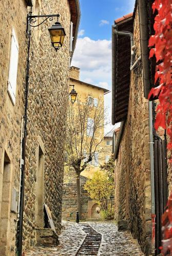 Uitzicht, Maison pittoresque a Mostuejouls avec vue sur la montagne in Peyreleau